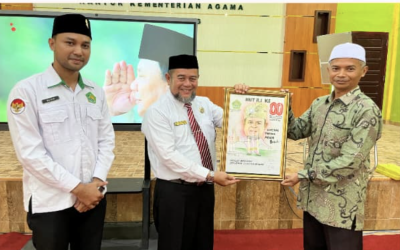 Apresiasi Sinergi, Kakankemenag Aceh Tamiang Terima Cenderamata Karikatur dari Guru MTsN 1 Aceh Tamiang