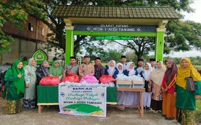 Berbagi Takjil Berbagi Bahagia MTsN 1 Aceh Tamiang Tahun 2025 M/1446 H