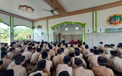 Tingkatkan Kedisplinan Peserta Didik, Bhabinkamtibmas Polsek Manyak Payed Berikan Sosialisasi di MTsN 1 Aceh Tamiang
